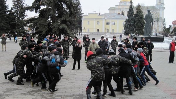 У Луцьку памʼять Шухевича вшанували пробігом. ФОТО